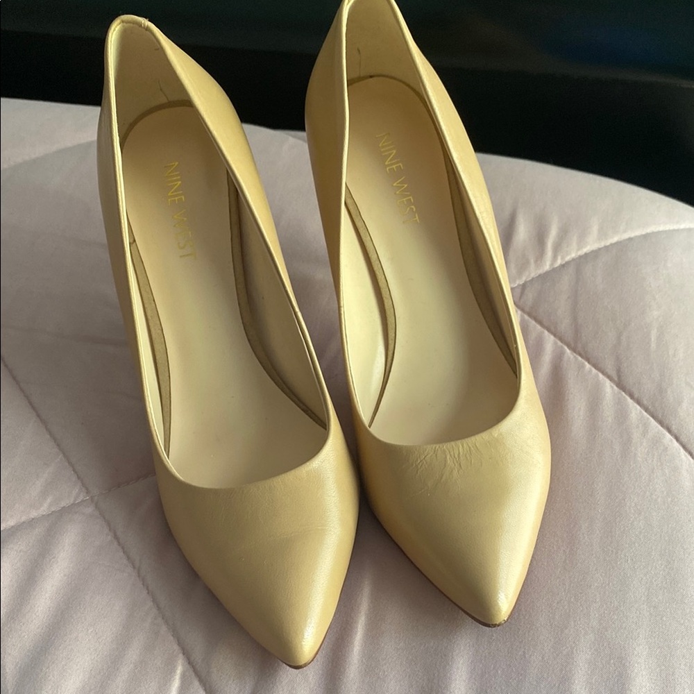 SOLD!!!!!!Nine West Cream Pointed-Toe Heels